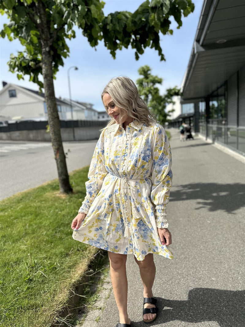 Yassomelli LS Shirt Dress Creme Bunn Med Blå/Gule Blomsterprint