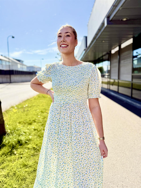 VIGREIS ANCLE DRESS Offwhite Med Blå Blomster