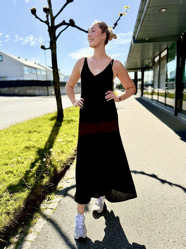 ELONOR STRAP DRESS Sort