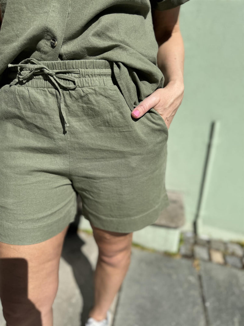 LAVA-SHORTS Olivengrønn