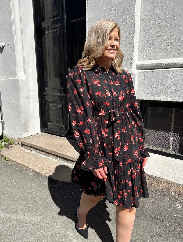 CLO SHIRT DRESS Sort M. Blomster