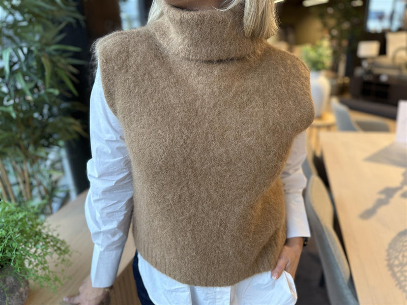 Thira Salmia Vest Lysebrun