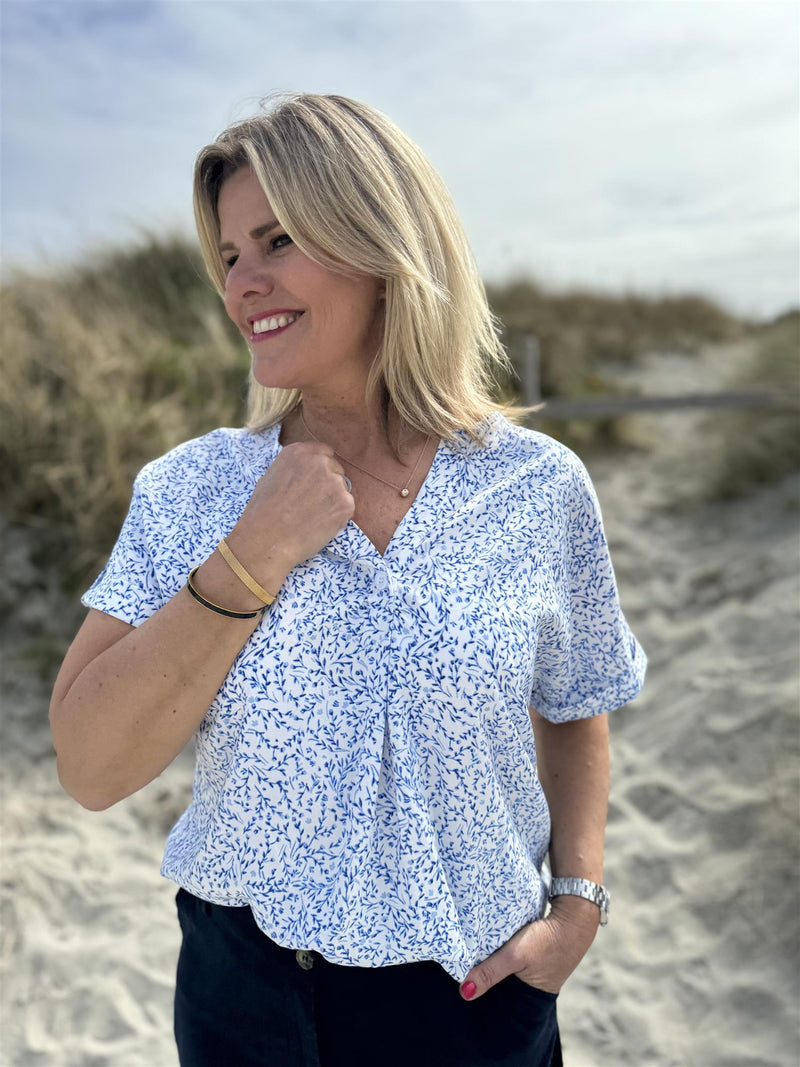 ADNY BLOUSE Offwhite Med Blå Blomster