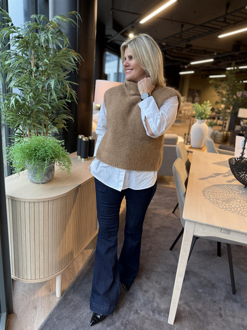 Thira Salmia Vest Lysebrun