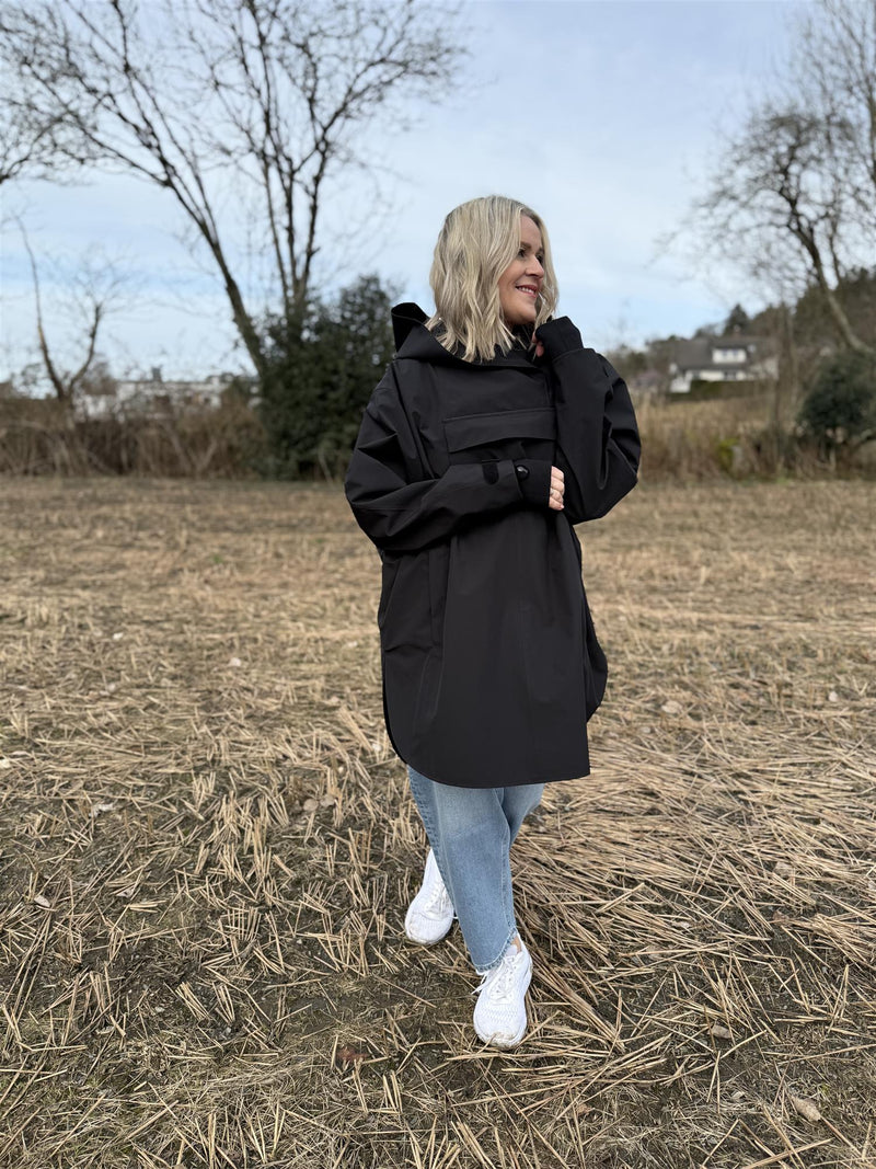 Lilly Poncho Svart