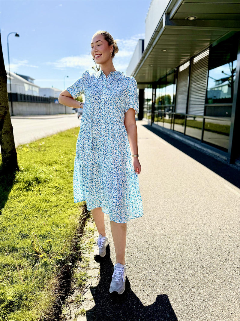 KATY SHIRT DRESS Hvit Med Blå Blomster