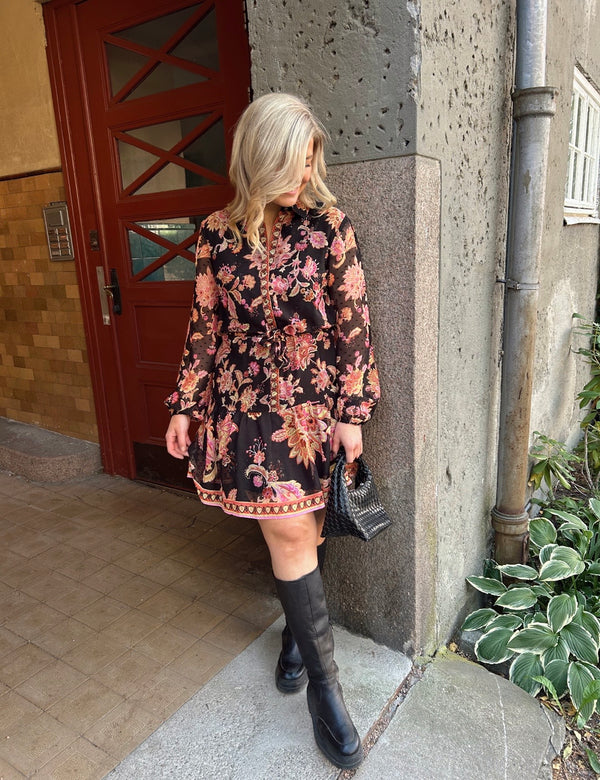 Praya O-Neck Short Dress Sort M. Blomster