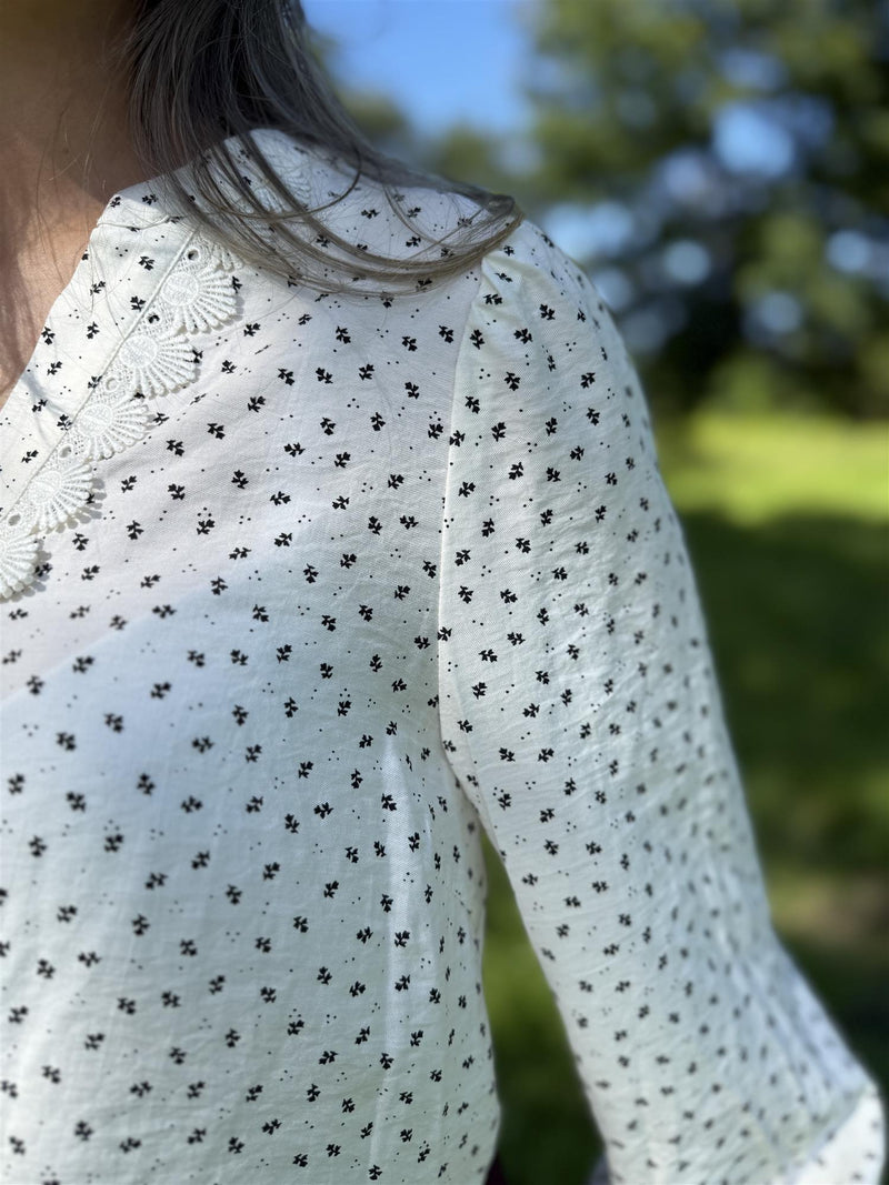 Elin-blouse Offwhite Med Svarte Blomster