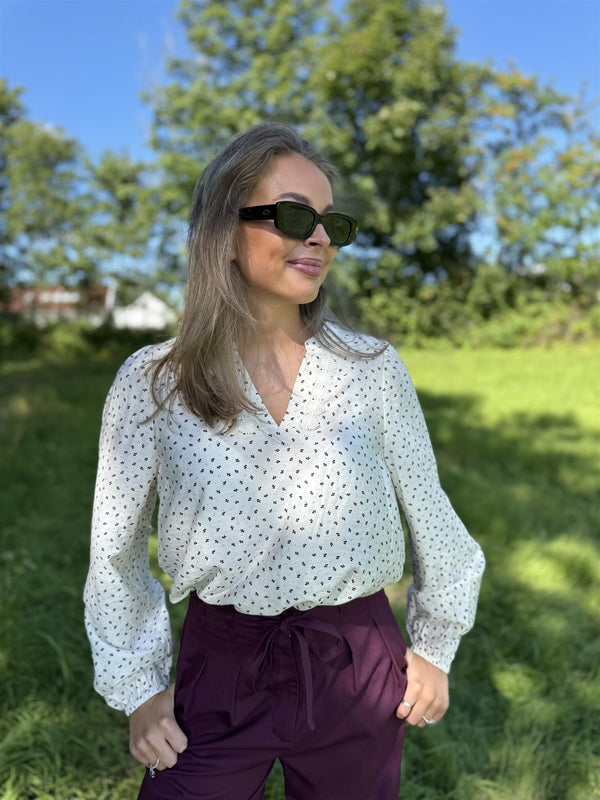 Elin-blouse Offwhite Med Svarte Blomster