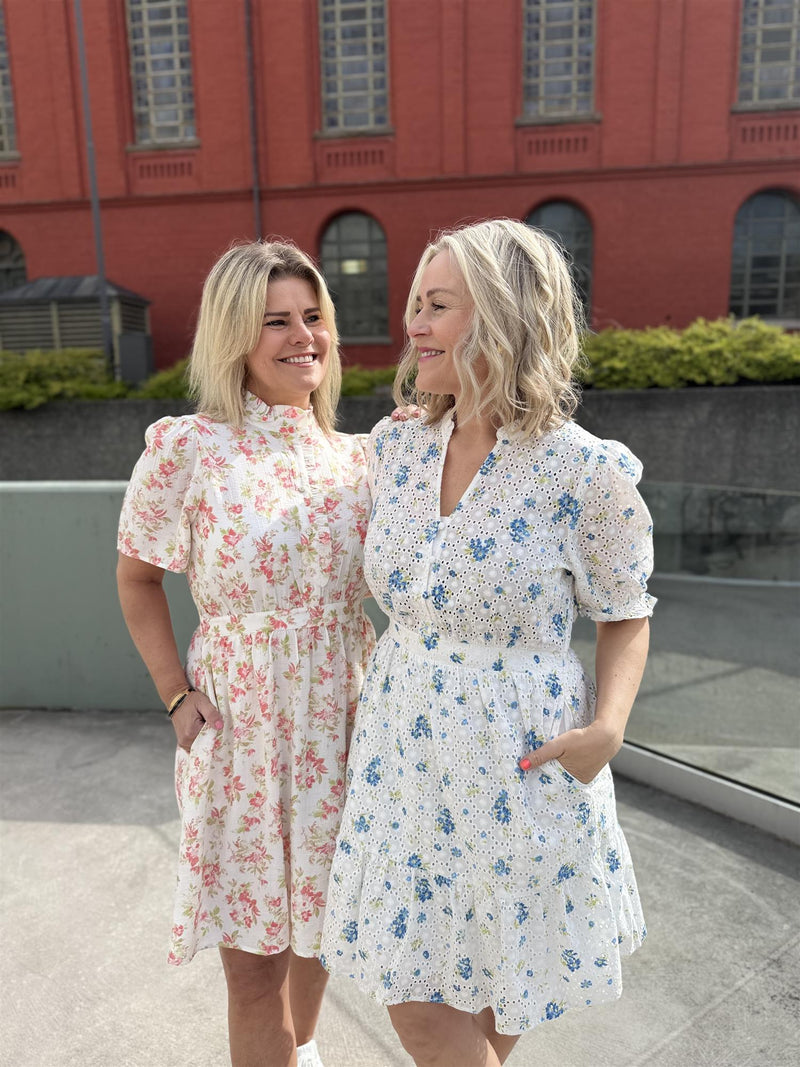 EIVOR 2/4 DRESS Offwhite Med Blå Blomster