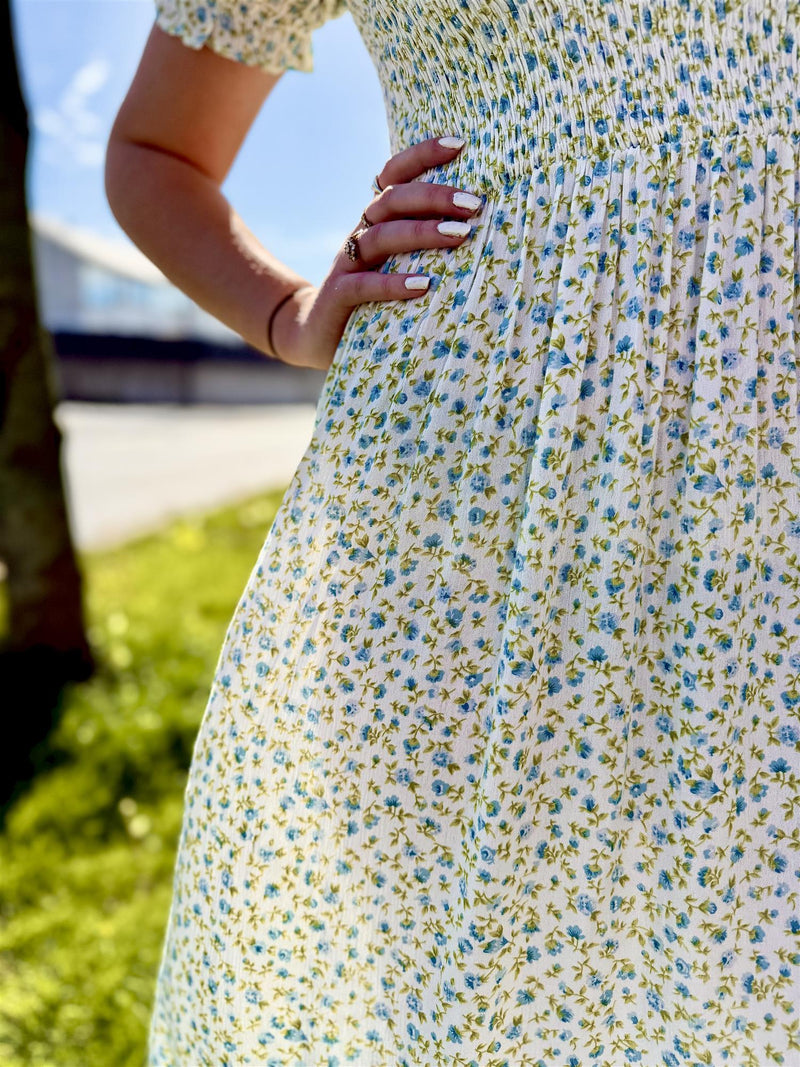 VIGREIS ANCLE DRESS Offwhite Med Blå Blomster