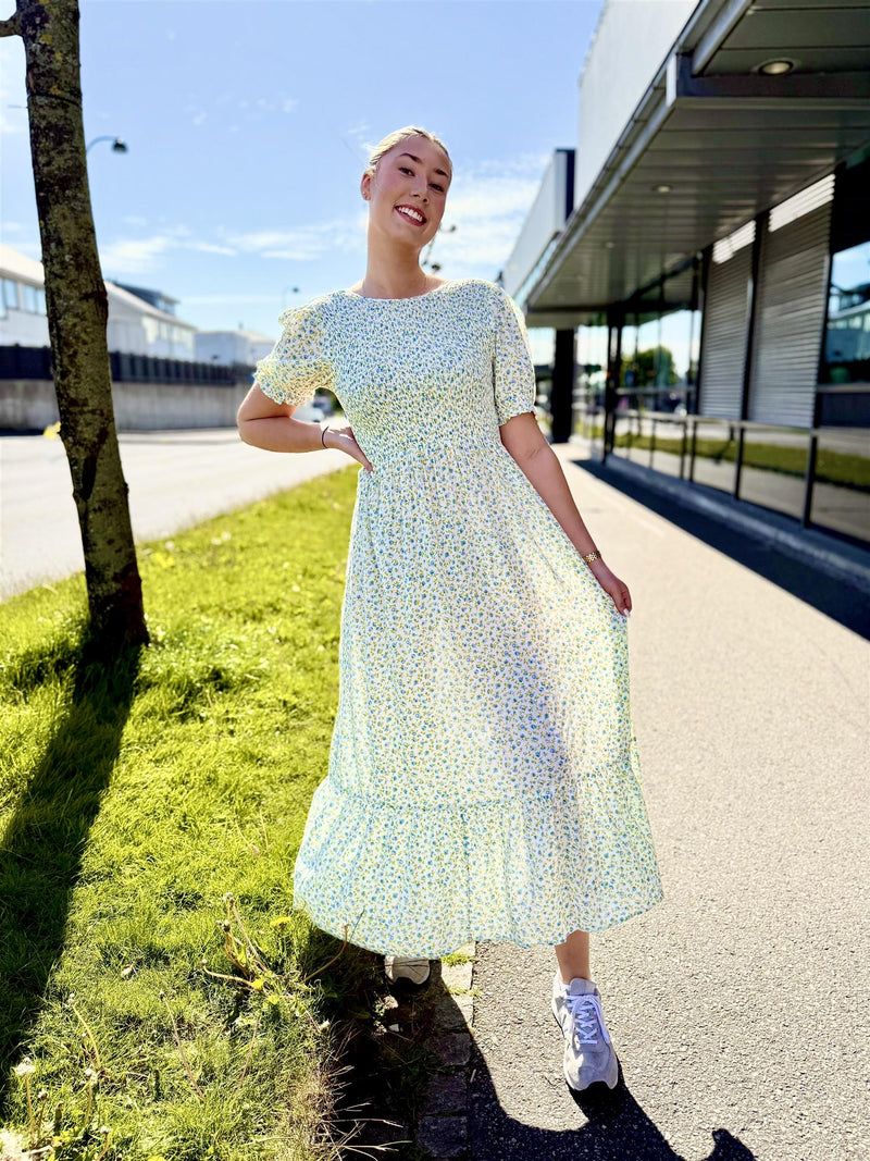 VIGREIS ANCLE DRESS Offwhite Med Blå Blomster