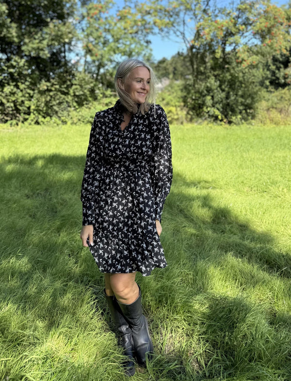 Iseline Svart Med Lyse Blomster