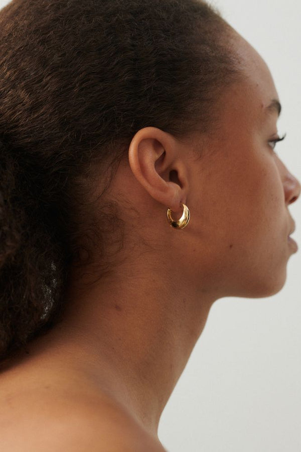 Globe Huggies earrings Sølv