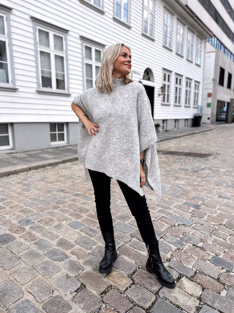 Yasnorla Roll Neck Knit Poncho Lysegrå