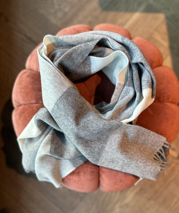 WOOL SCARF NAVY Grå