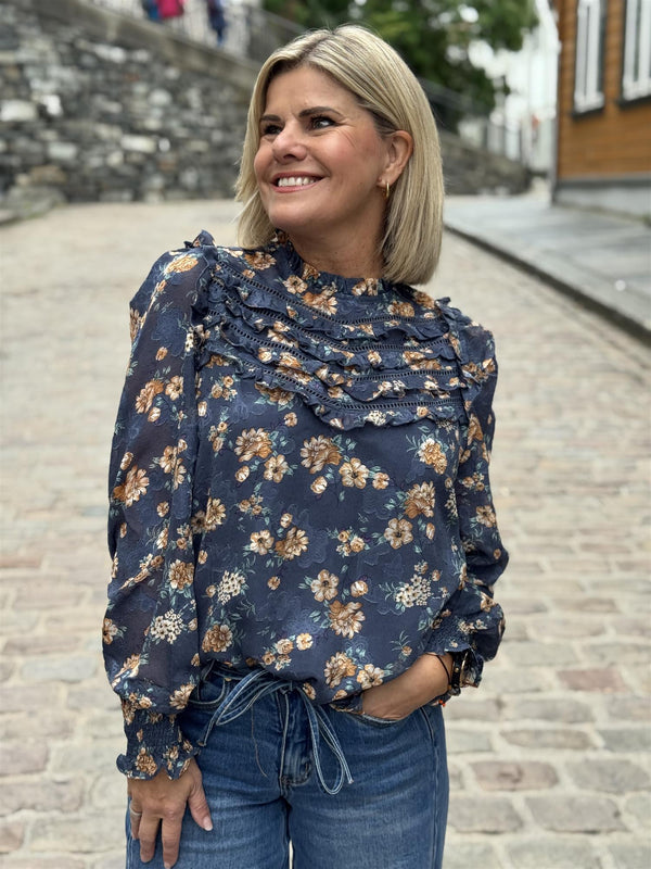 Stina Sita Jeansblå Med Blomster