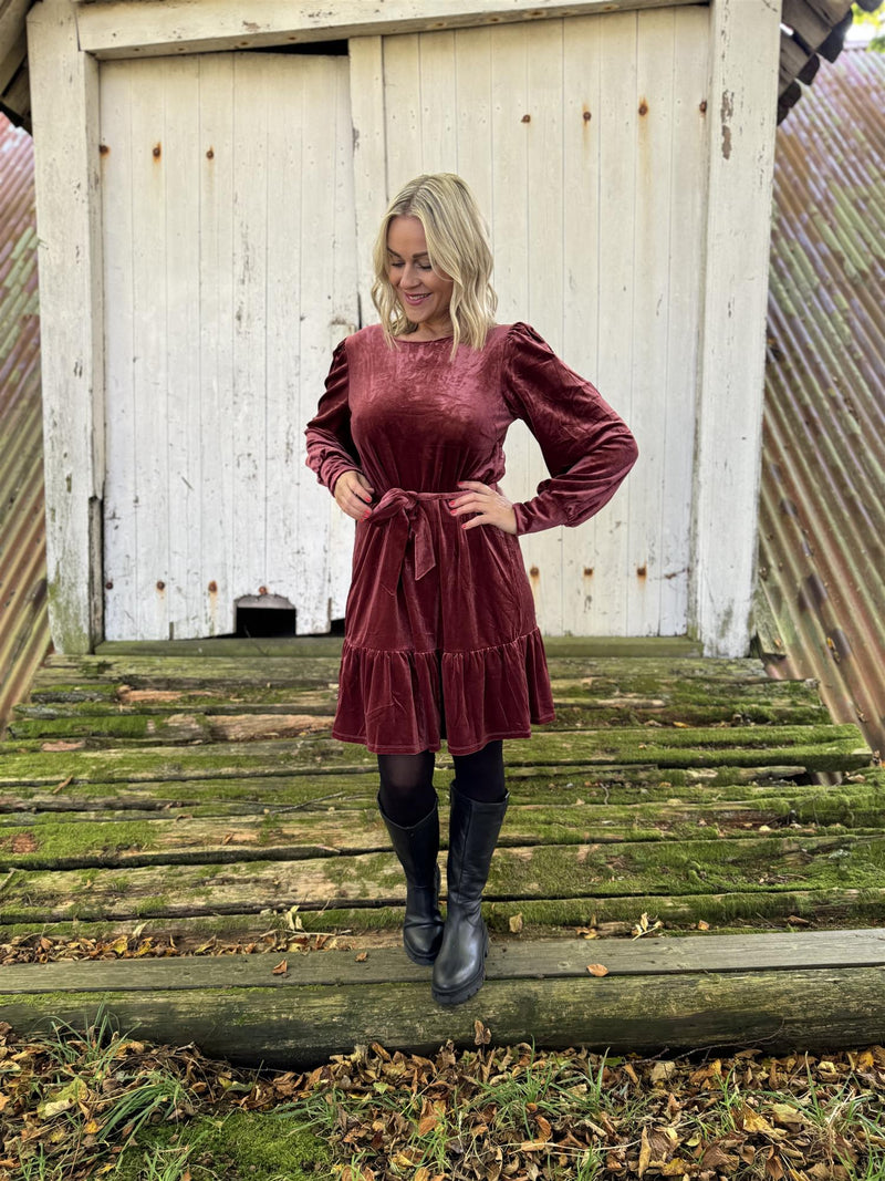 EMILY VELOUR DRESS Lys Burgunder