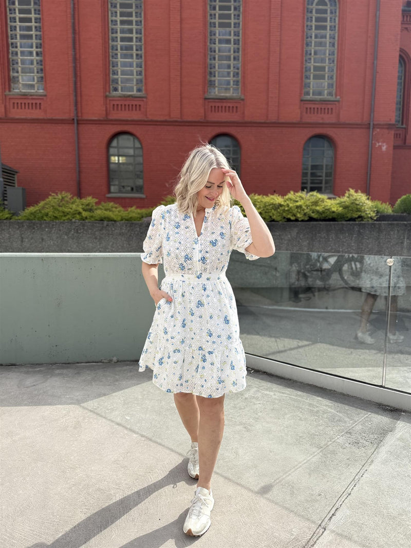 EIVOR 2/4 DRESS Offwhite Med Blå Blomster