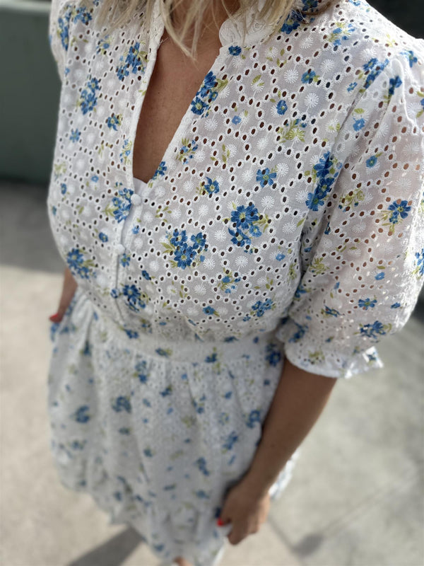 EIVOR 2/4 DRESS Offwhite Med Blå Blomster