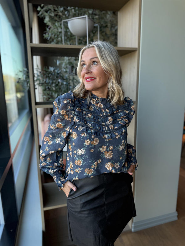 Stina Sita Jeansblå Med Blomster