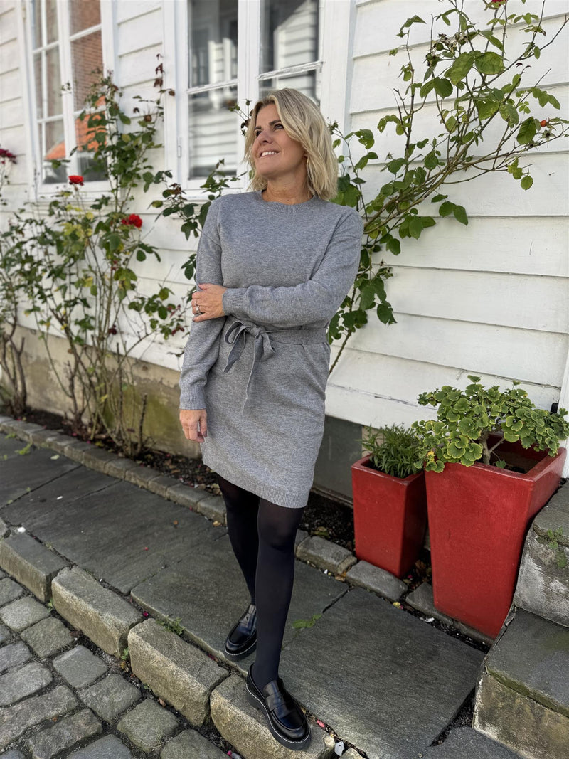 Viril O-neck Belt Knit Dress Grå