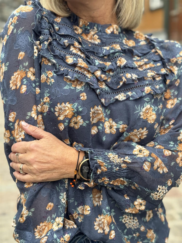Stina Sita Jeansblå Med Blomster