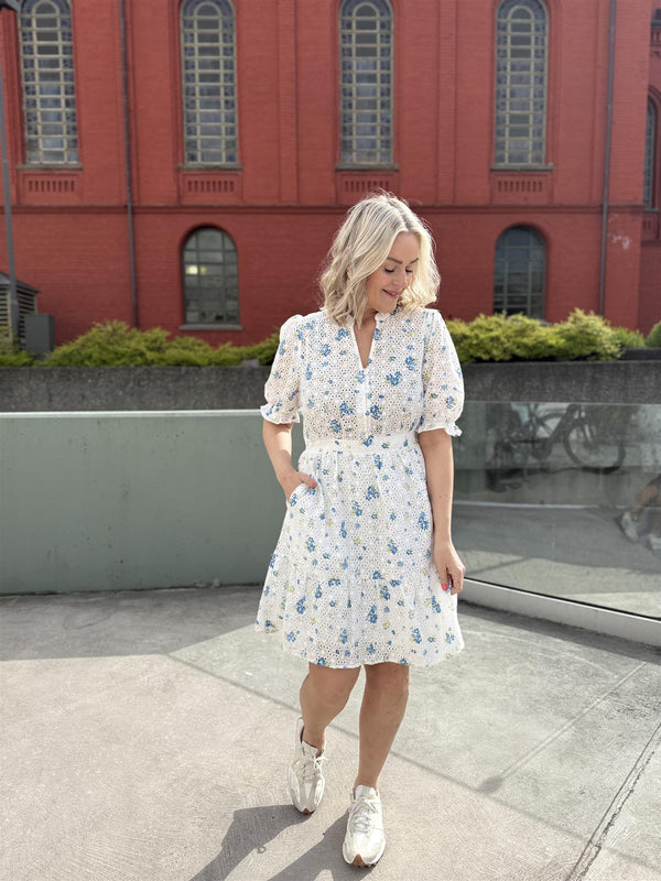 EIVOR 2/4 DRESS Offwhite Med Blå Blomster