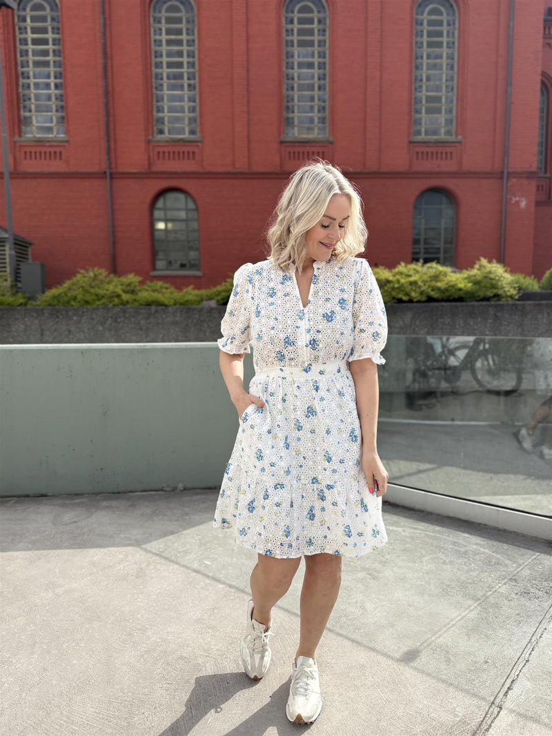 EIVOR 2/4 DRESS Offwhite Med Blå Blomster