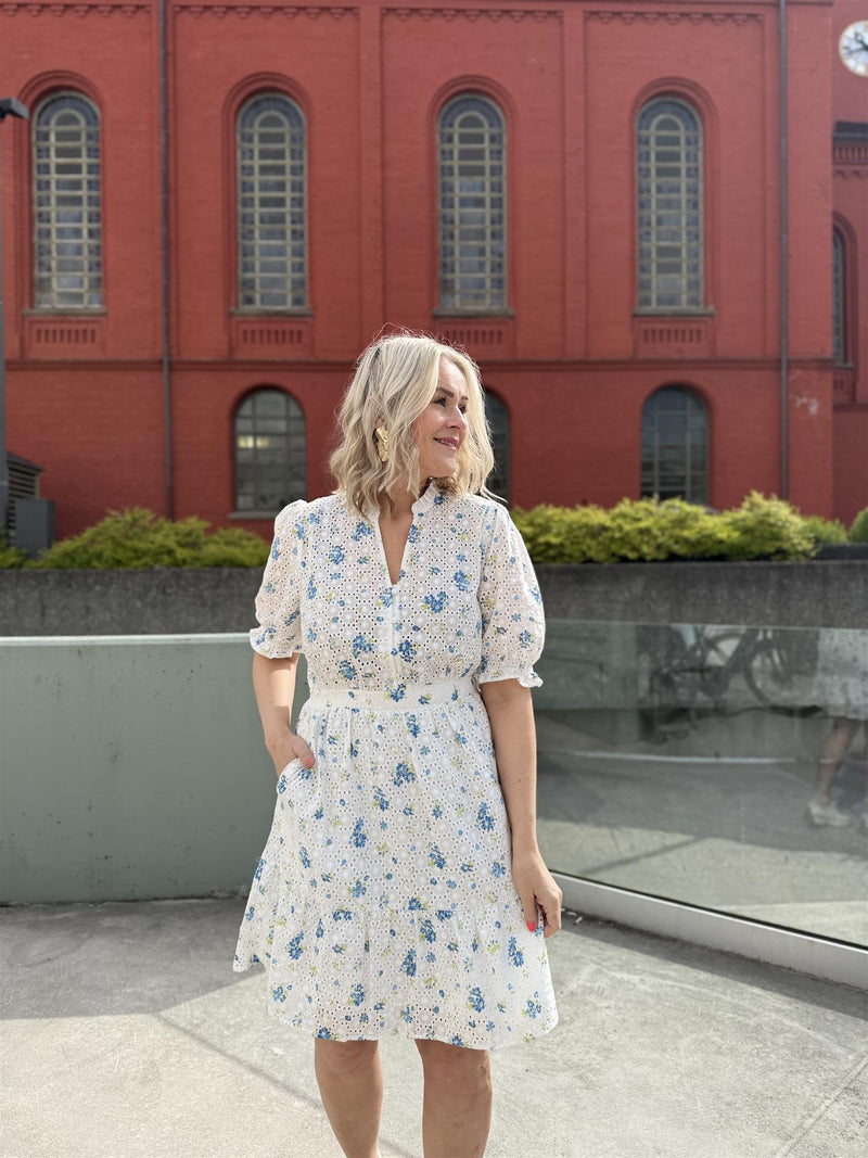 EIVOR 2/4 DRESS Offwhite Med Blå Blomster