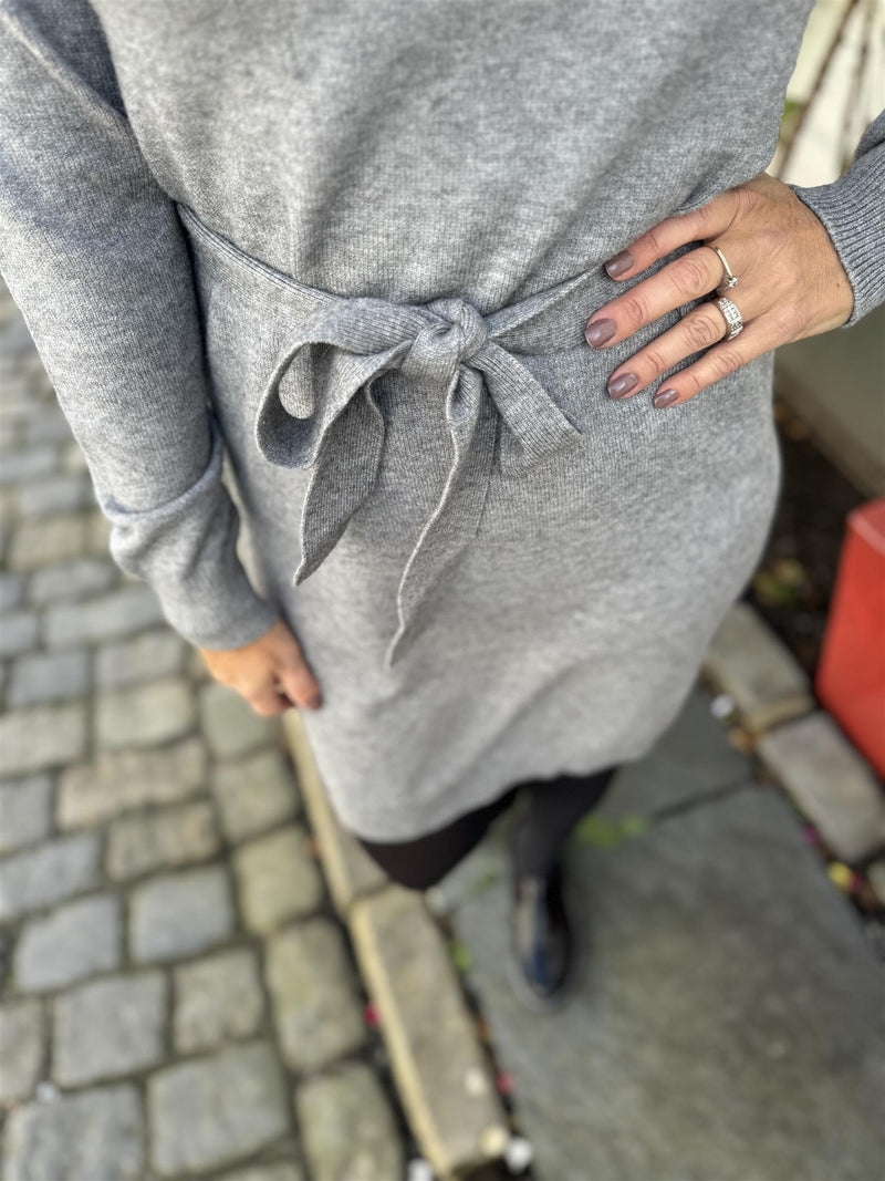 Viril O-neck Belt Knit Dress Grå