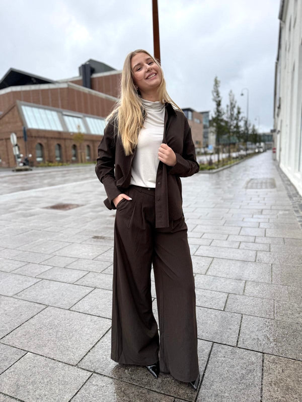 Vitta shirt Mørkebrun Med Striper