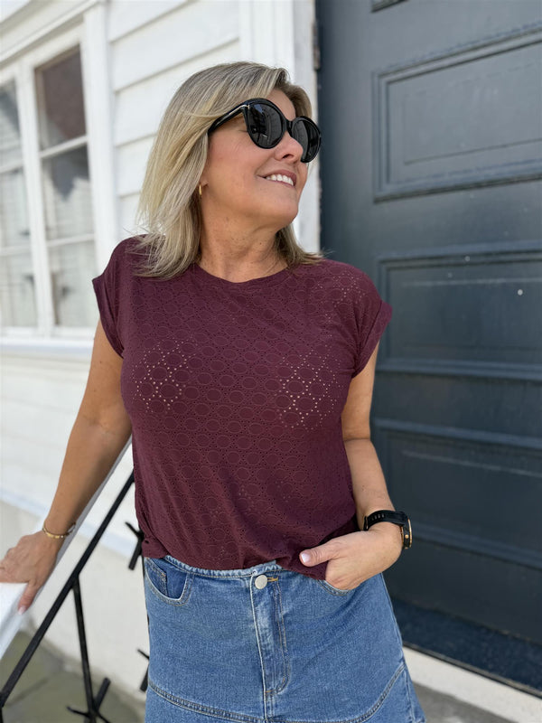 Blond tee Plomme
