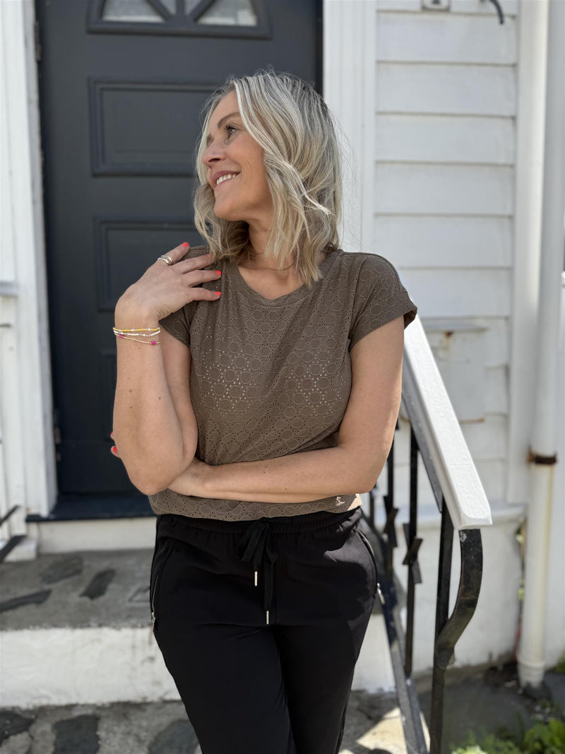 Blond tee Lysebrun