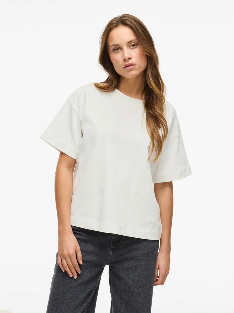 MONIE FLOWER O-NECK Hvit Med Hvite Blomster