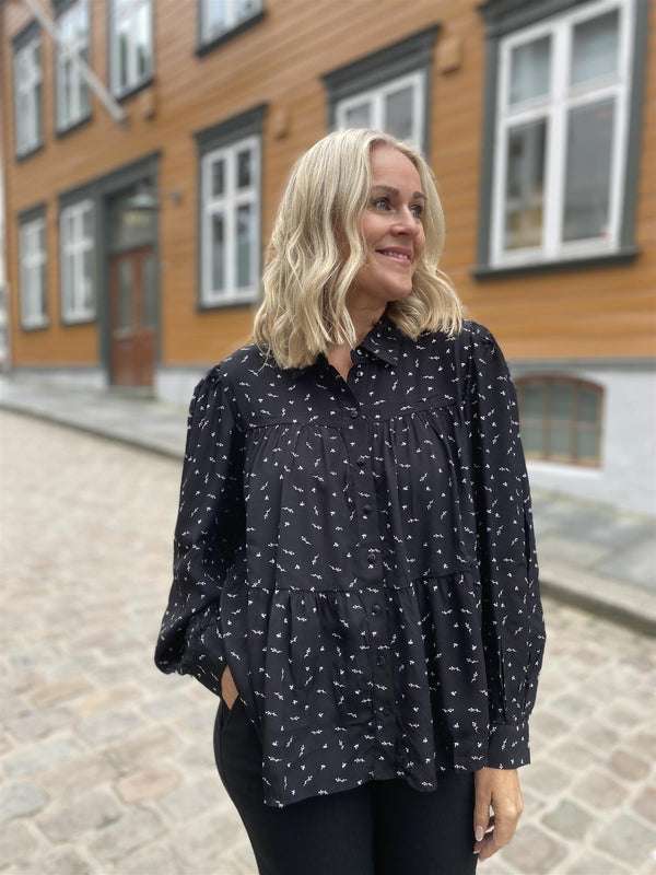 Gitte tiv l/s shirt Svart Med Lyse Blomster