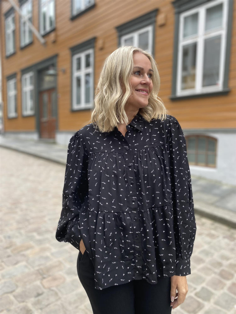 Gitte tiv l/s shirt Svart Med Lyse Blomster