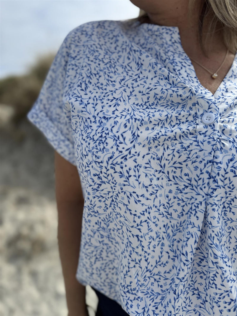 ADNY BLOUSE Offwhite Med Blå Blomster