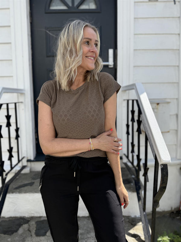 Blond tee Lysebrun