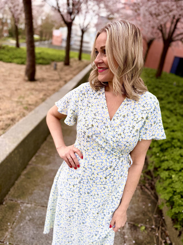 LOVIE WRAP DRESS Lyseblå Med Blomster