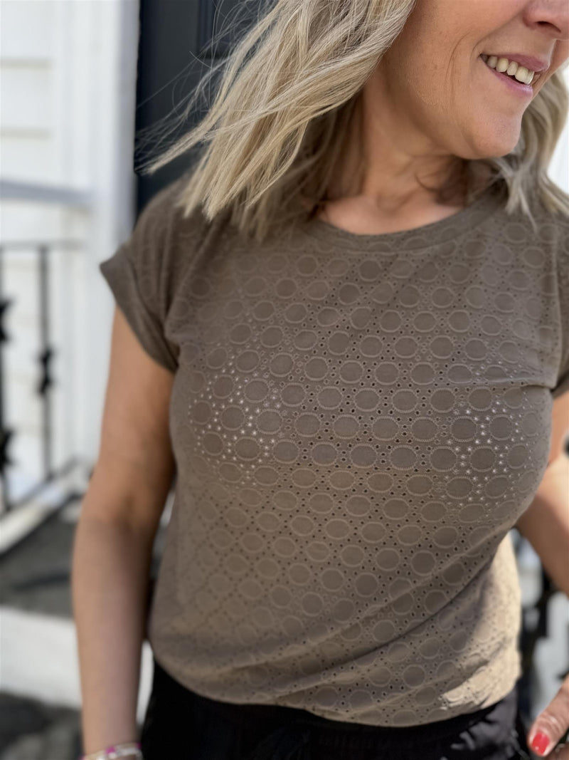Blond tee Lysebrun