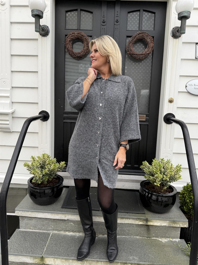 VILAURI STRIKKE KJOLE Grå