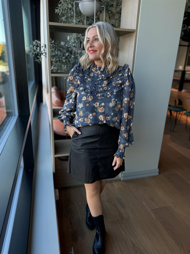 Stina Sita Jeansblå Med Blomster