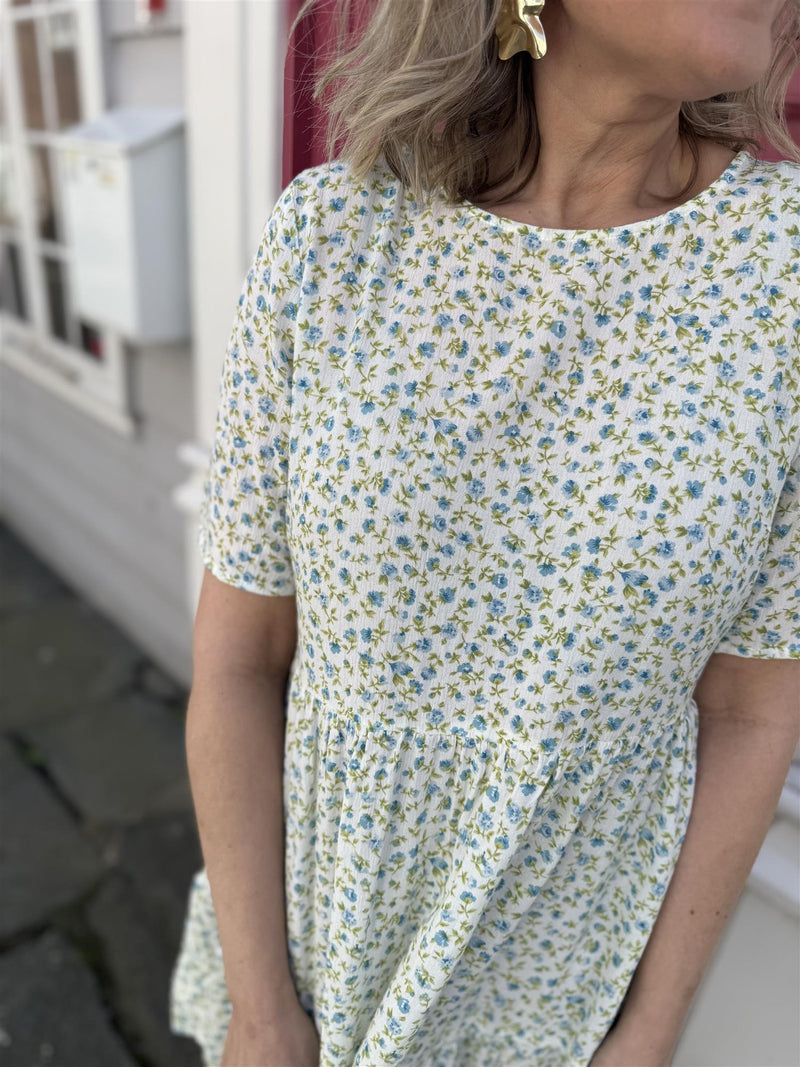 VIGREIS DRESS Offwhite Med Blå Blomster