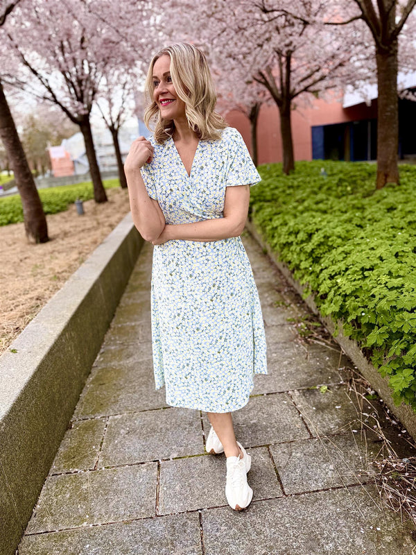 LOVIE WRAP DRESS Lyseblå Med Blomster