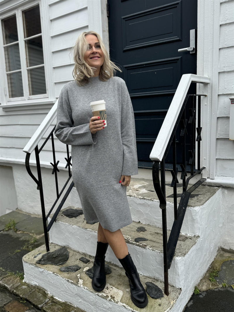 YASEMILIE FUNNEL KNIT DRESS Grå