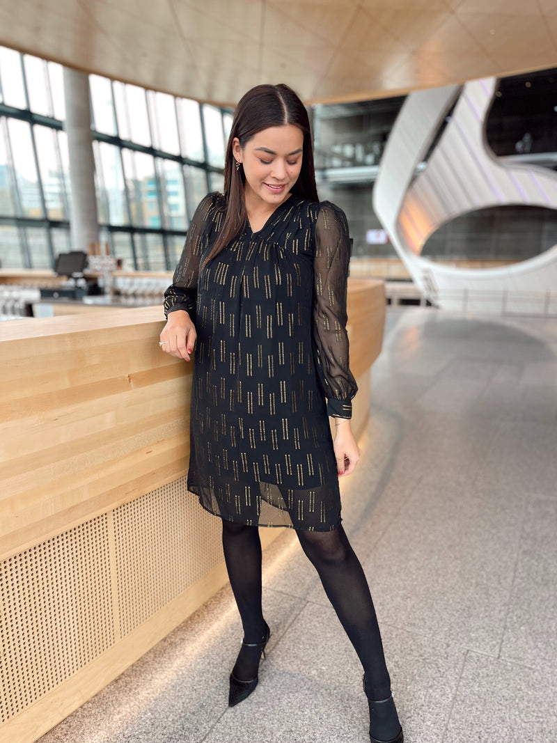 Kalika dress Sort Med Gull