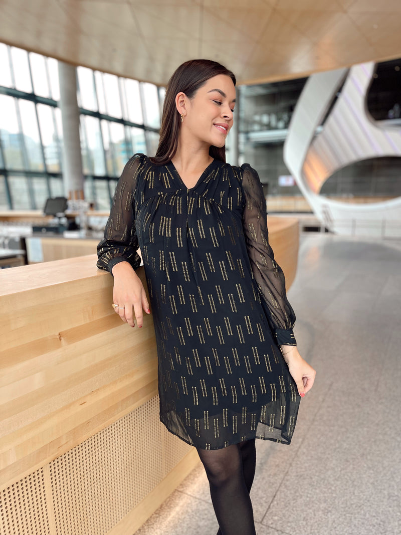 Kalika dress Sort Med Gull