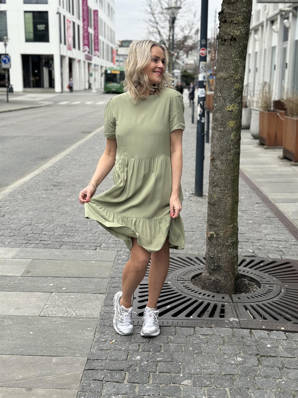 Vipaya s/s dress Lys Oliven Grønn